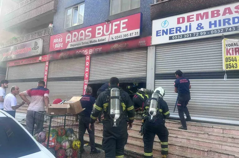 Batman’da büfe alevlere teslim oldu
