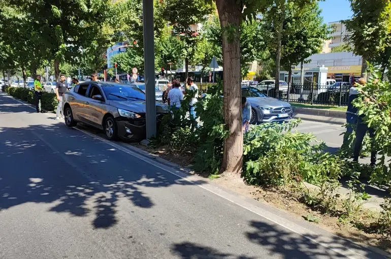 Batman’da kontrolden çıkan otomobil ağaca çarptı: 1 yaralı
