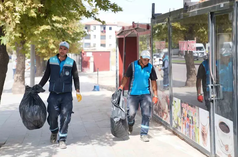 Battalgazi Belediyesi konteynerlerin kaldırıldığı alanları temizliyor
