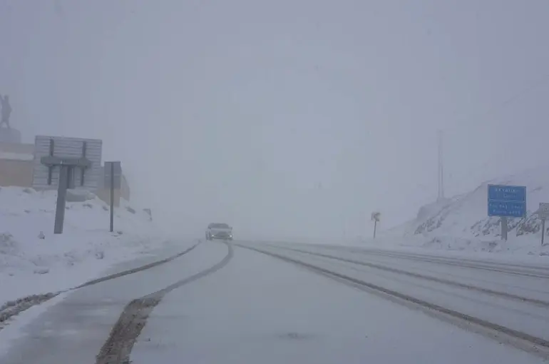Bayburt-Erzurum kara yolunda mayıs ayında kar yağışı
