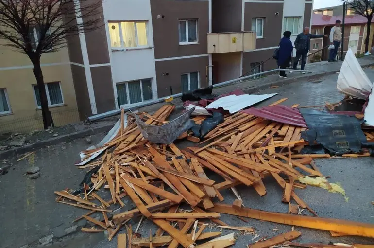 Bayburt için kuvvetli rüzgar ve fırtına uyarısı
