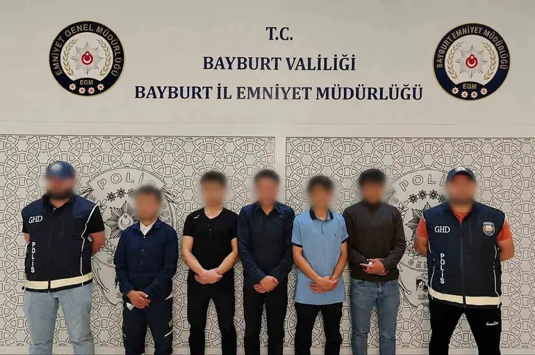 Bayburt’ta 5 düzensiz göçmen yakalandı

