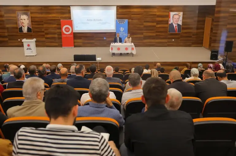 Bayburt’ta aile ahlakının temel değerleri  konferansta anlatıldı

