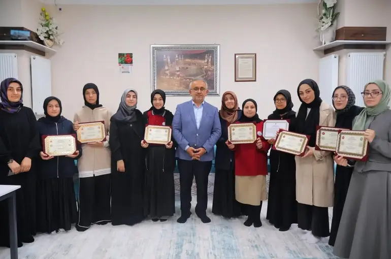 Bayburt’ta hafızlık eğitimini tamamlayan öğrencilere belgeleri verildi
