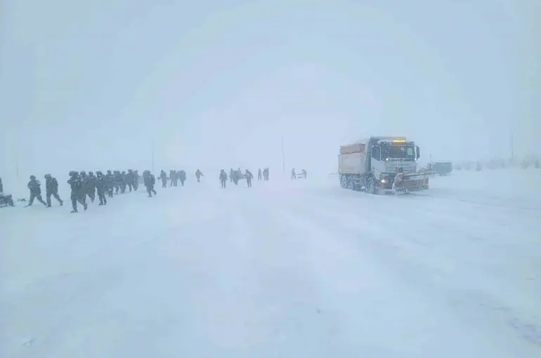 Bayburt’ta kar nedeniyle yolda kalan sürücülerin yardımına ekipler yetişti

