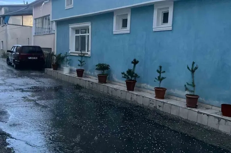 Bayburt’ta kısa süreli dolu etkili oldu
