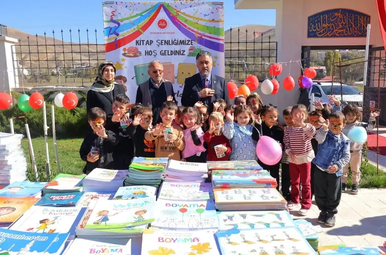 Bayburt’ta minik öğrenciler kumbaralarındaki harçlıklarla kitap aldı

