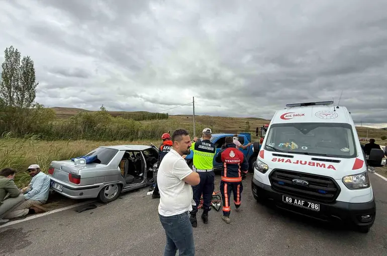 Bayburt’ta otomobille pikabın çarpıştığı kazada 1 kişi öldü, 4 kişi yaralandı
