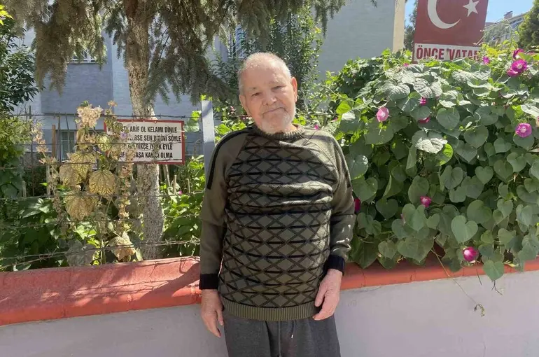 Bayram amcanın bahçeye yerleştirdiği özlü sözler dikkat çekiyor
