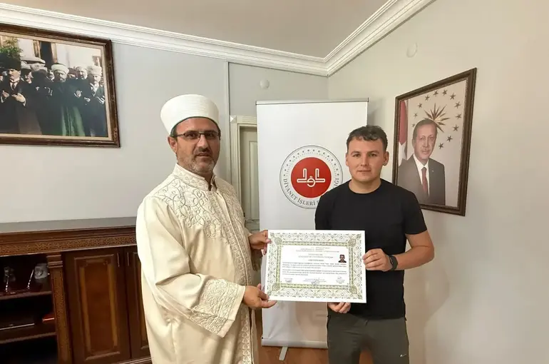 Bayram namazından etkilenip Müslüman oldu
