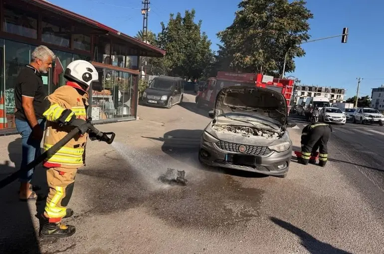 Belen’de otomobilin motorundan alev yükseldi
