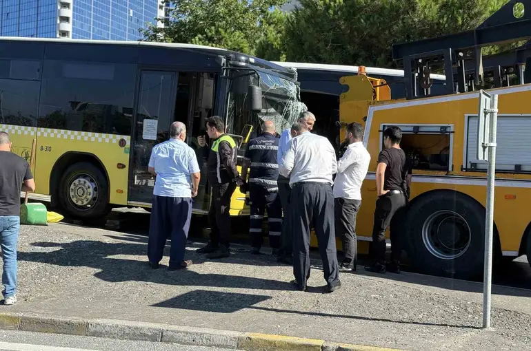 Beşiktaş’ta İETT otobüsüyle iş makinesi çarpıştı:1’i ağır 5 yaralı
