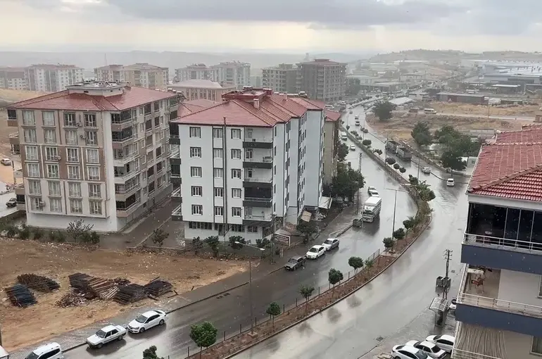 Besni’de sağanak yağış etkili oldu
