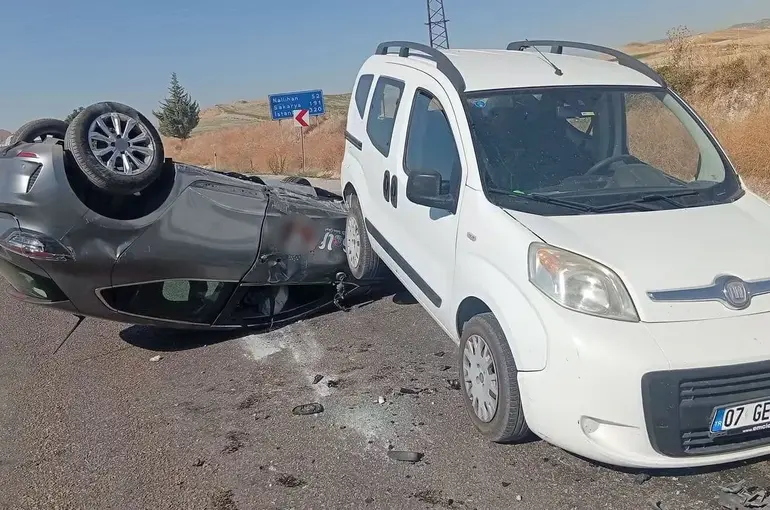 Beypazarı’nda otomobillerin çarpıştığı kazada 3 kişi yaralandı

