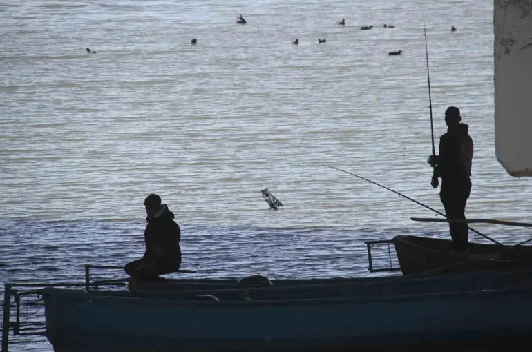 Beyşehir Gölü hafif canlandı, oltalar yeniden tatlı sulara bırakıldı
