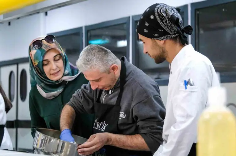 Bilecik’te özel ihtiyaçlı bireyler pasta ve tatlı yaptı
