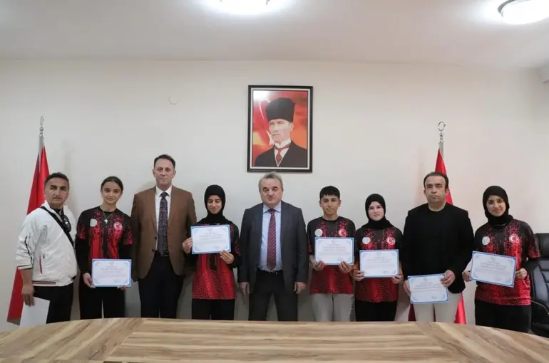 Bilecik’te sporculara başarı belgesi verildi
