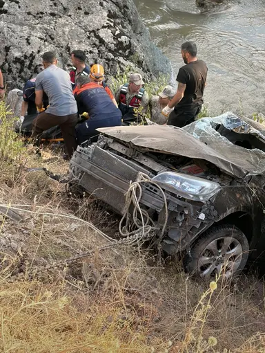 Bingöl’de araç dereye uçtu: 1 ölü, 4 yaralı
