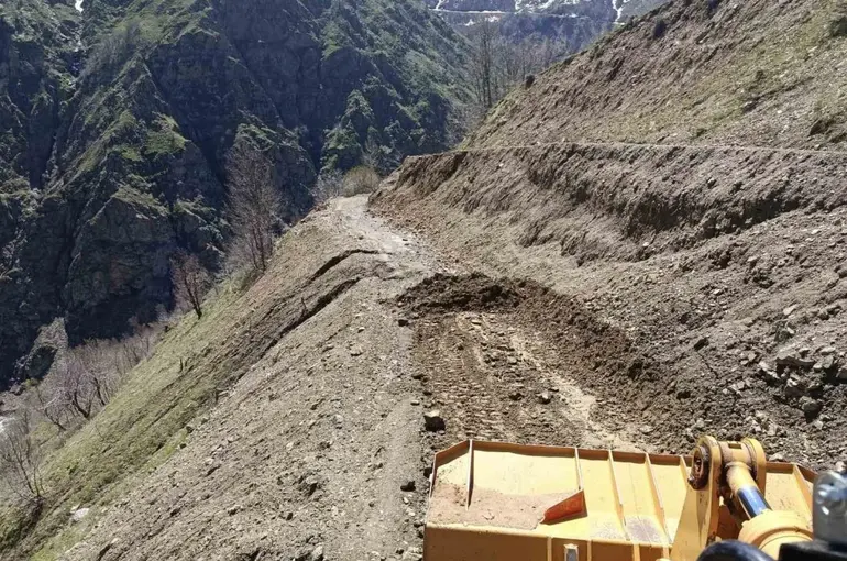 Bingöl’de heyelan sonrası yol açma çalışmaları sürüyor
