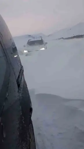 Bingöl’de tipi nedeniyle mahsur kalan araçlar kurtarıldı
