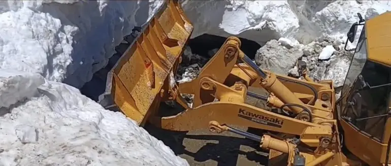 Bingöl’de yazın ortasında kar temizliği
