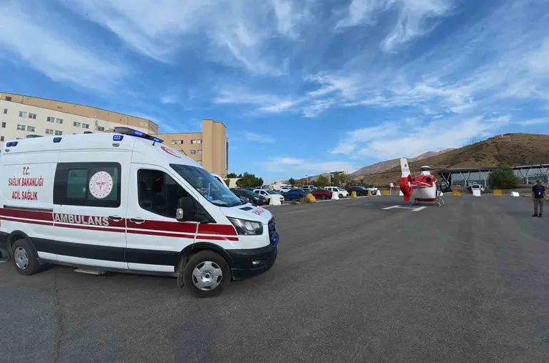 Bir günlük bebek, helikopter ambulansla Van’a sevk edildi
