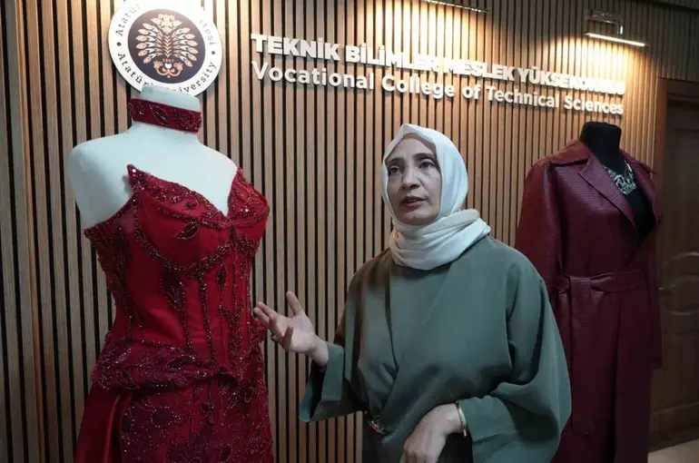 Bir kadının iğnesinden dökülen zarafet
