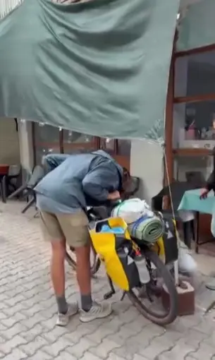 Bisikletli Fransız gezgine vatandaşlardan yardım eli
