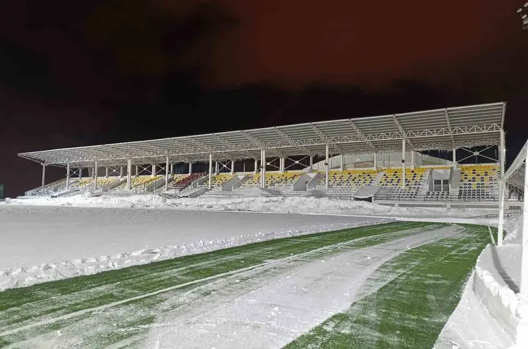 Bitlis’te karla kaplı stat temizlendi
