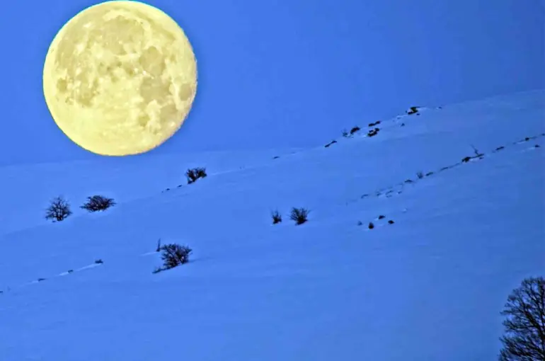 Bitlis’te karlı dağlarla bütünleşen ay manzarası mest etti
