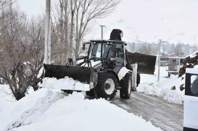 Bitlis’te Nisan ortasında kar mesaisi devam ediyor
