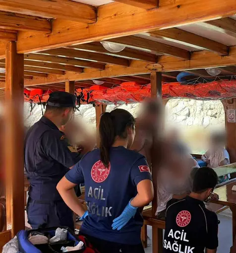 Bodrum’da gezi teknesinde rahatsızlanan vatandaşa tıbbi tahliye

