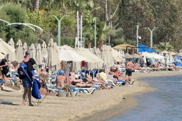 Bodrum’da yazdan kalma günler: Sahiller dolup taştı, kruvaziyerle 274 turist geldi
