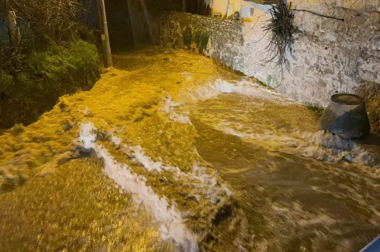 Bodrum’u sağanak vurdu: Araç sürüklendi, evleri su bastı
