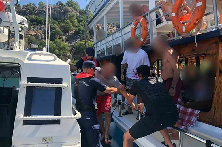 Boğulma tehlikesi yaşayan bir kişi Sahil Güvenlik tarafından denizden tahliye edildi
