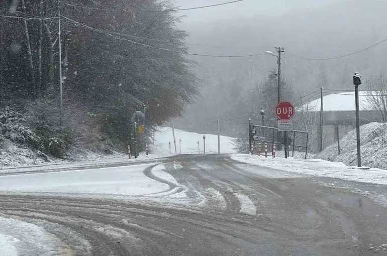 Bolu Dağı’nda mayıs ayında kar yağışı: Yollar beyaza büründü
