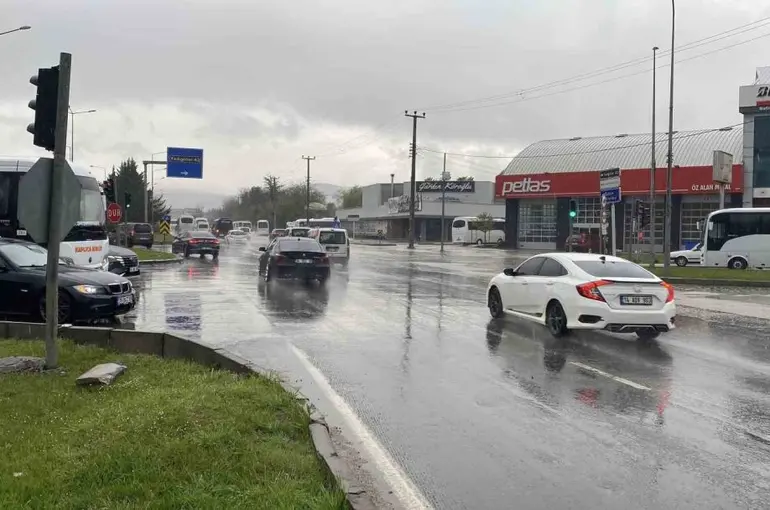 Bolu güne yağışla uyandı
