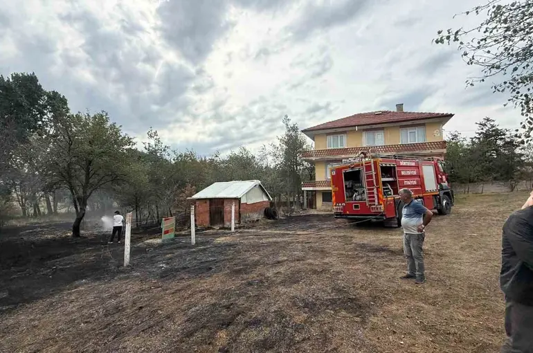 Bolu’da evlerin yanındaki alanda korkutan ot yangını
