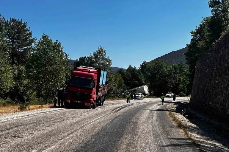 Bolu’da iki kamyon çarpıştı: 1 yaralı
