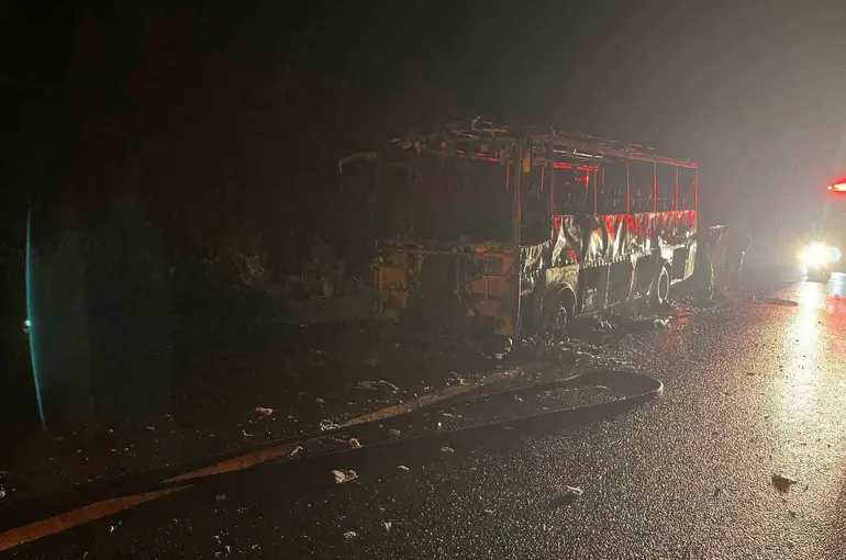Bolu’da midibüs alev alev yandı, geriye iskeleti kaldı
