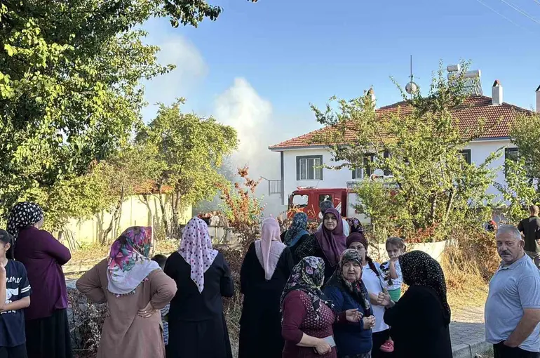 Bolu’da otluk alanda çıkan yangın, 3 eve sıçradı
