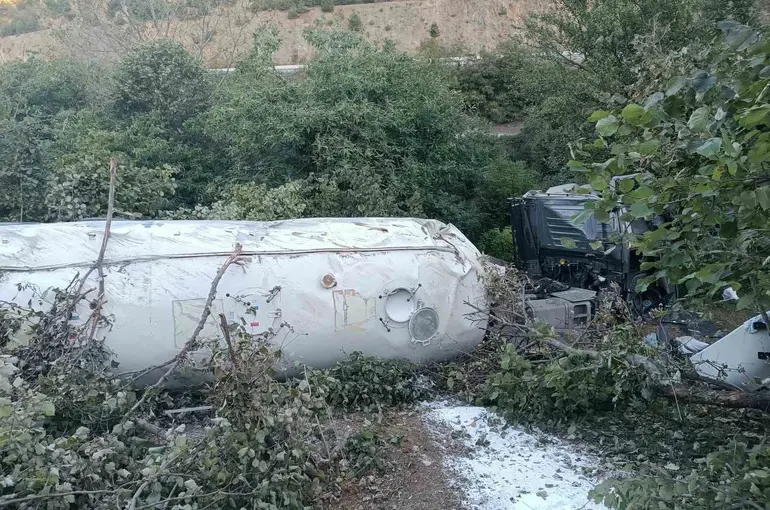 Bolu’da tır devrildi: 1 ölü, 1 yaralı