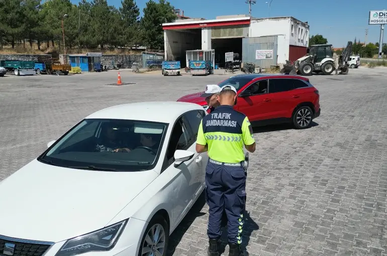 Bolvadin’de yollar trafik jandarması ile güvende

