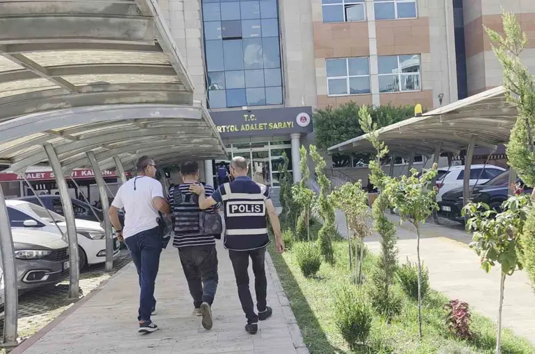 Boşanma aşamasındaki karısını öldüren şahıs çelik yelekle adliyeye sevk edildi
