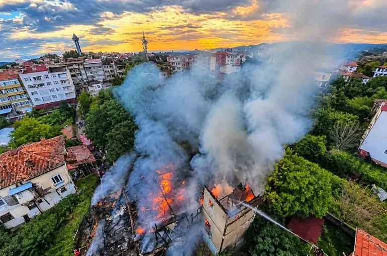 Boyabat’ta 3 katlı ahşap ev alevlere teslim oldu
