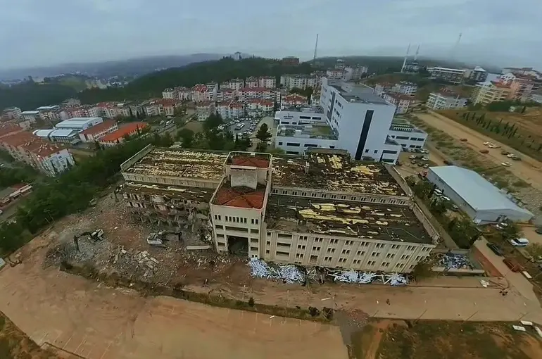 Boyabat’ta eski hastane binasının yıkımına başlandı
