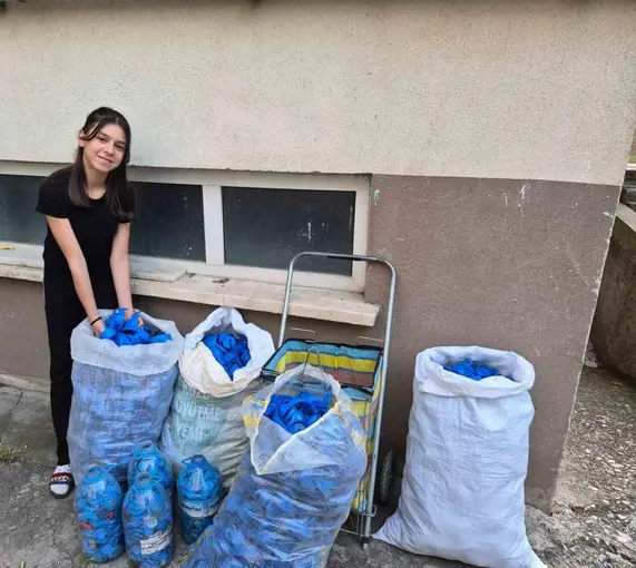 Boyu kadar mavi kapağı depremzedeler için topladı
