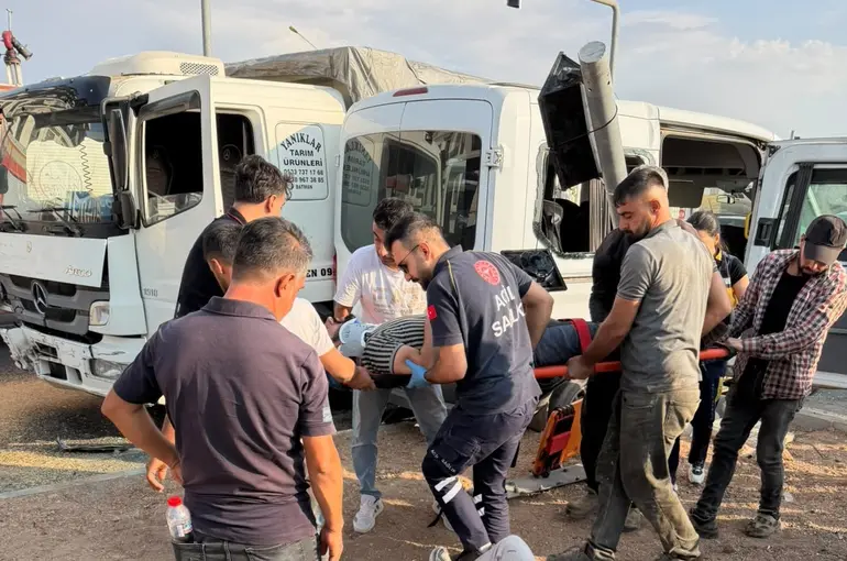 Buğday yüklü kamyon ile minibüs çarpıştı: 6 yaralı
