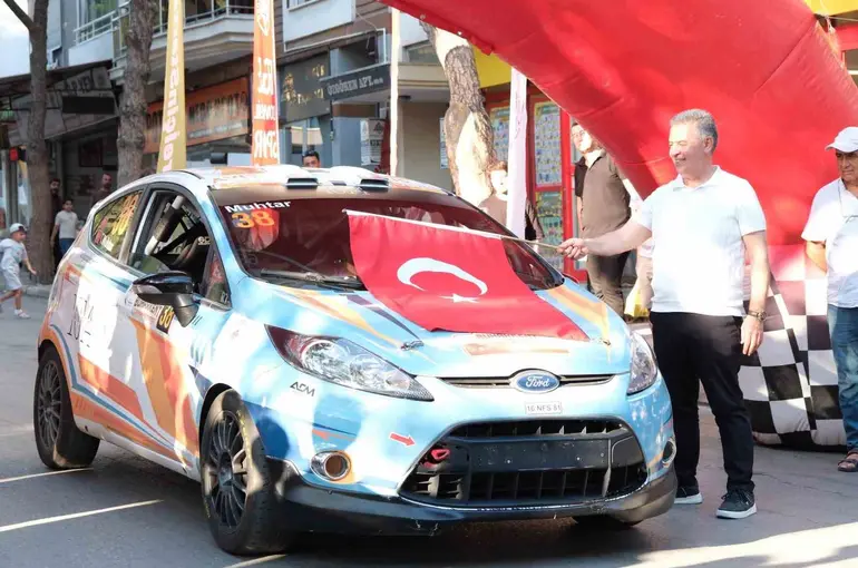 Buharkent’te yarış, ’seremonik start’ ile başladı
