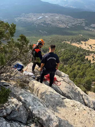 Burdur’da 3 gündür sarp arazide mahsur kalan 6 küçükbaş hayvan ekipler tarafından kurtarıldı
